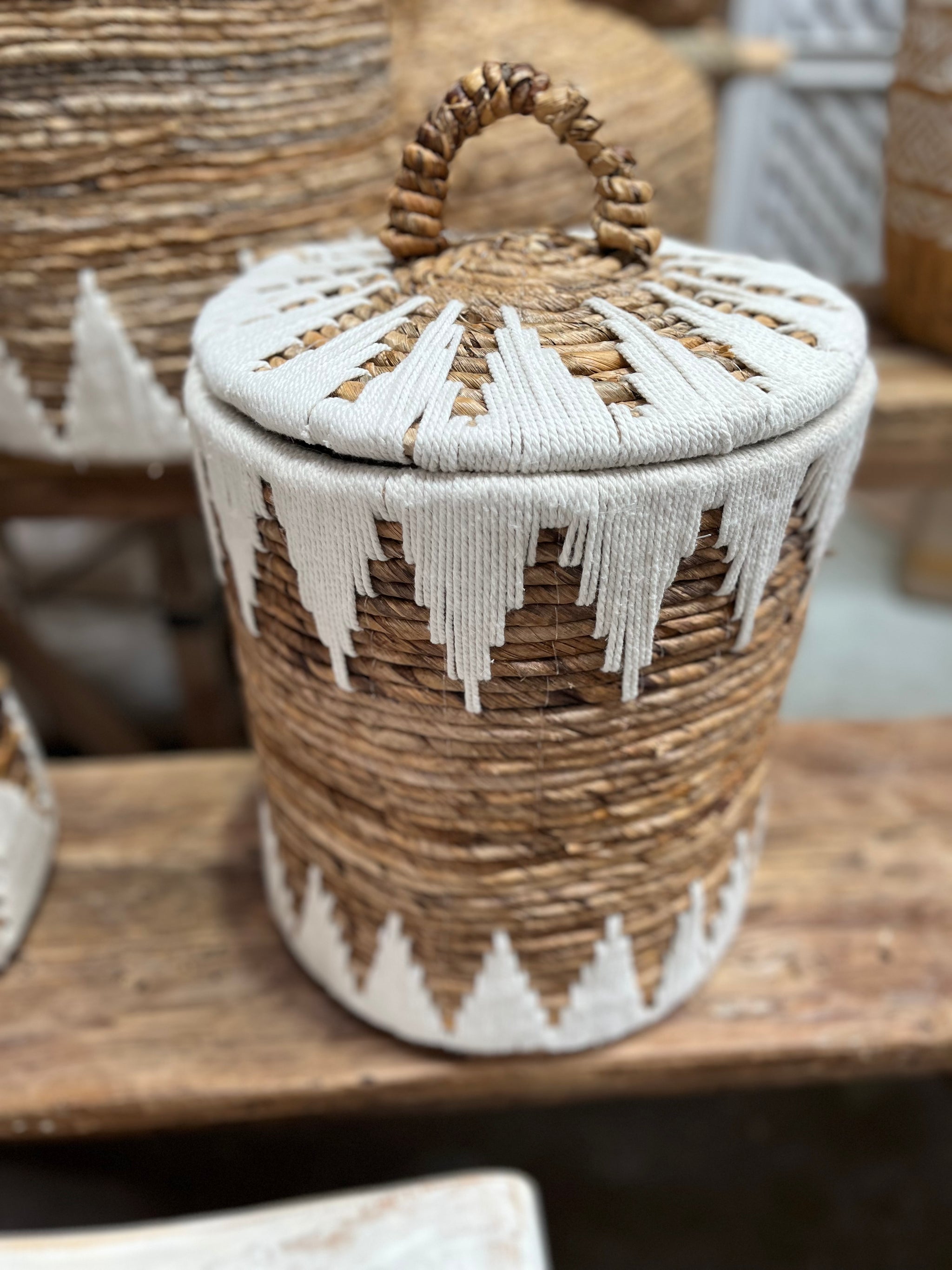 Natural / white woven basket with lid S