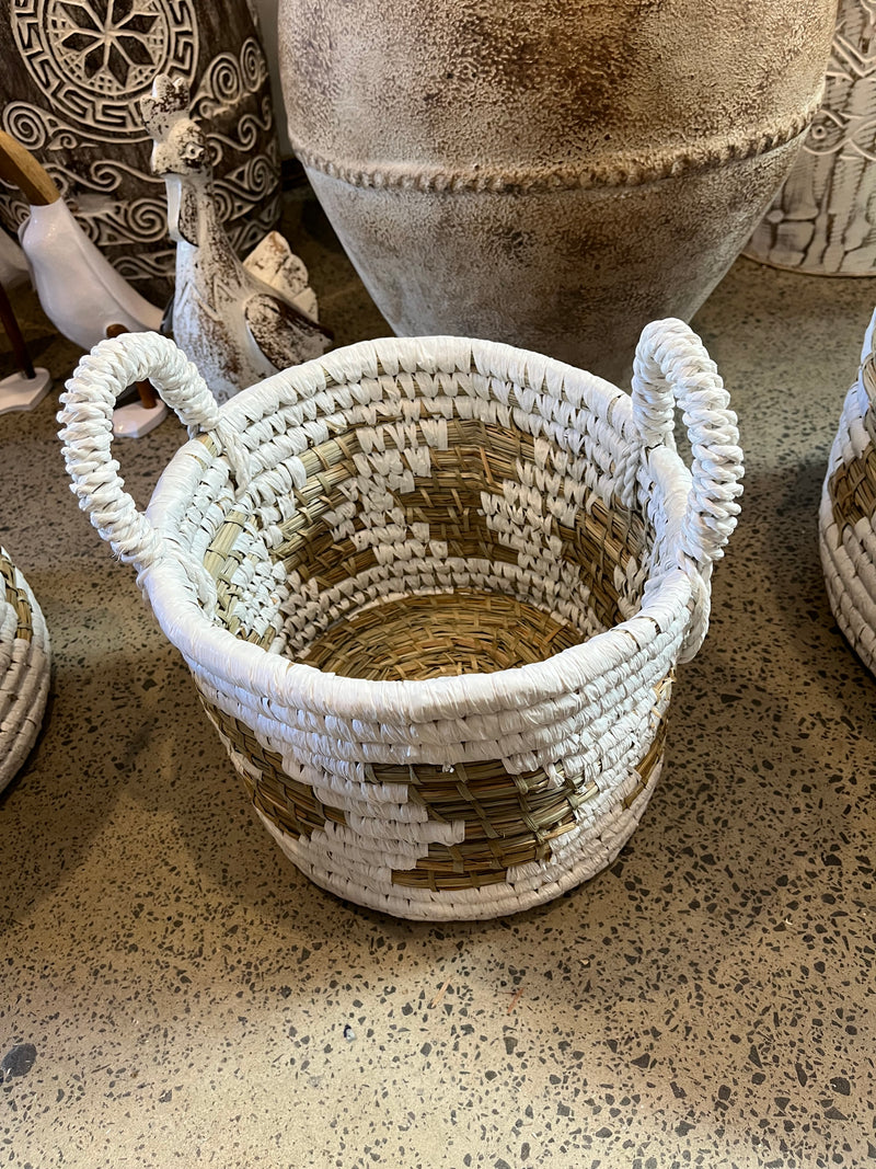 Woven basket with white / natural S