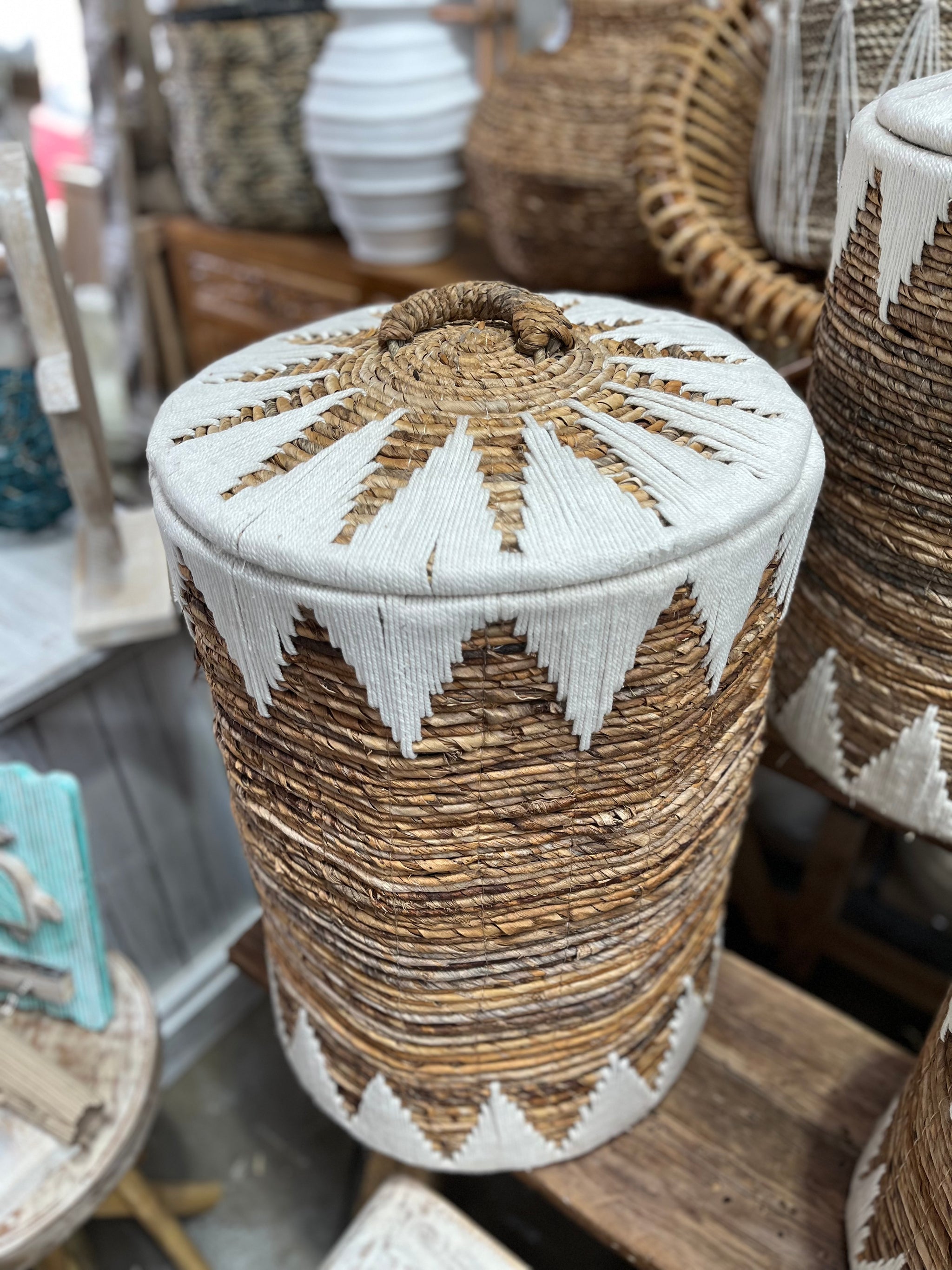 Set 3 natural / white woven baskets with lids