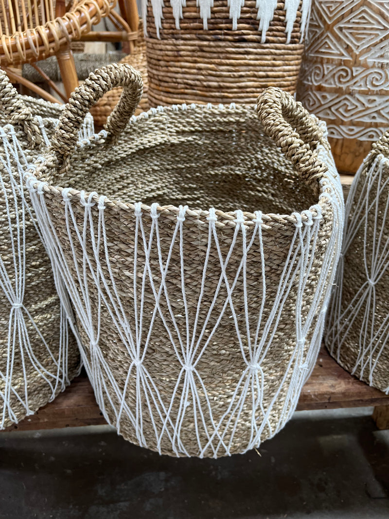 Woven natural basket with macrame. M