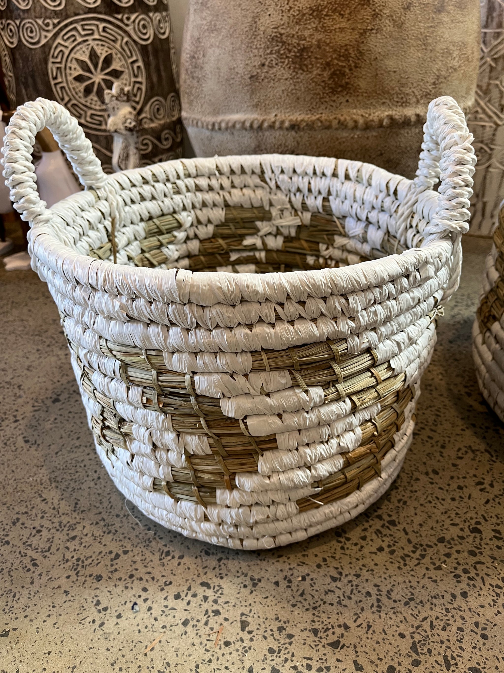 Woven basket with white / natural M