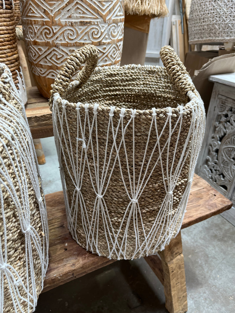 Woven natural basket with macrame. S.
