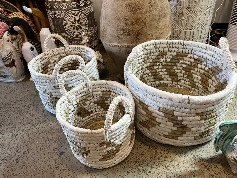 Set 3 woven baskets with white / natural