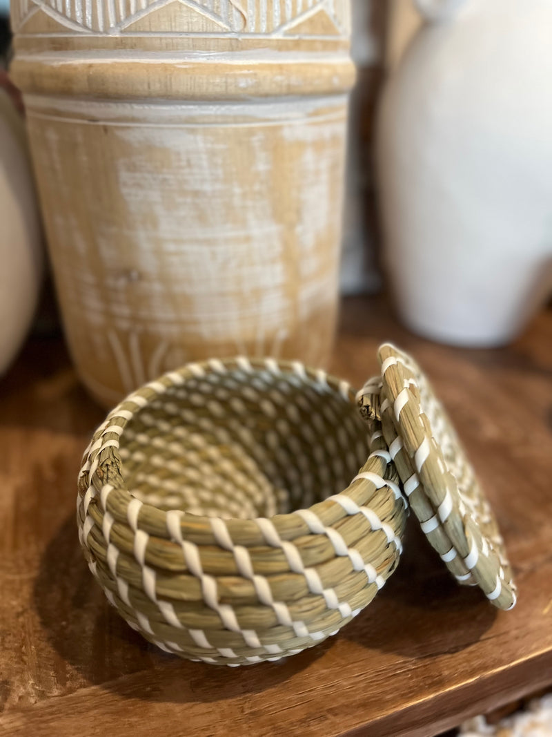 Woven container with lid. M