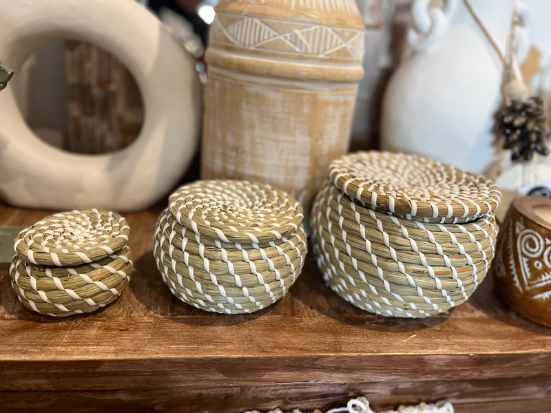 Set 3 Woven containers with lid.