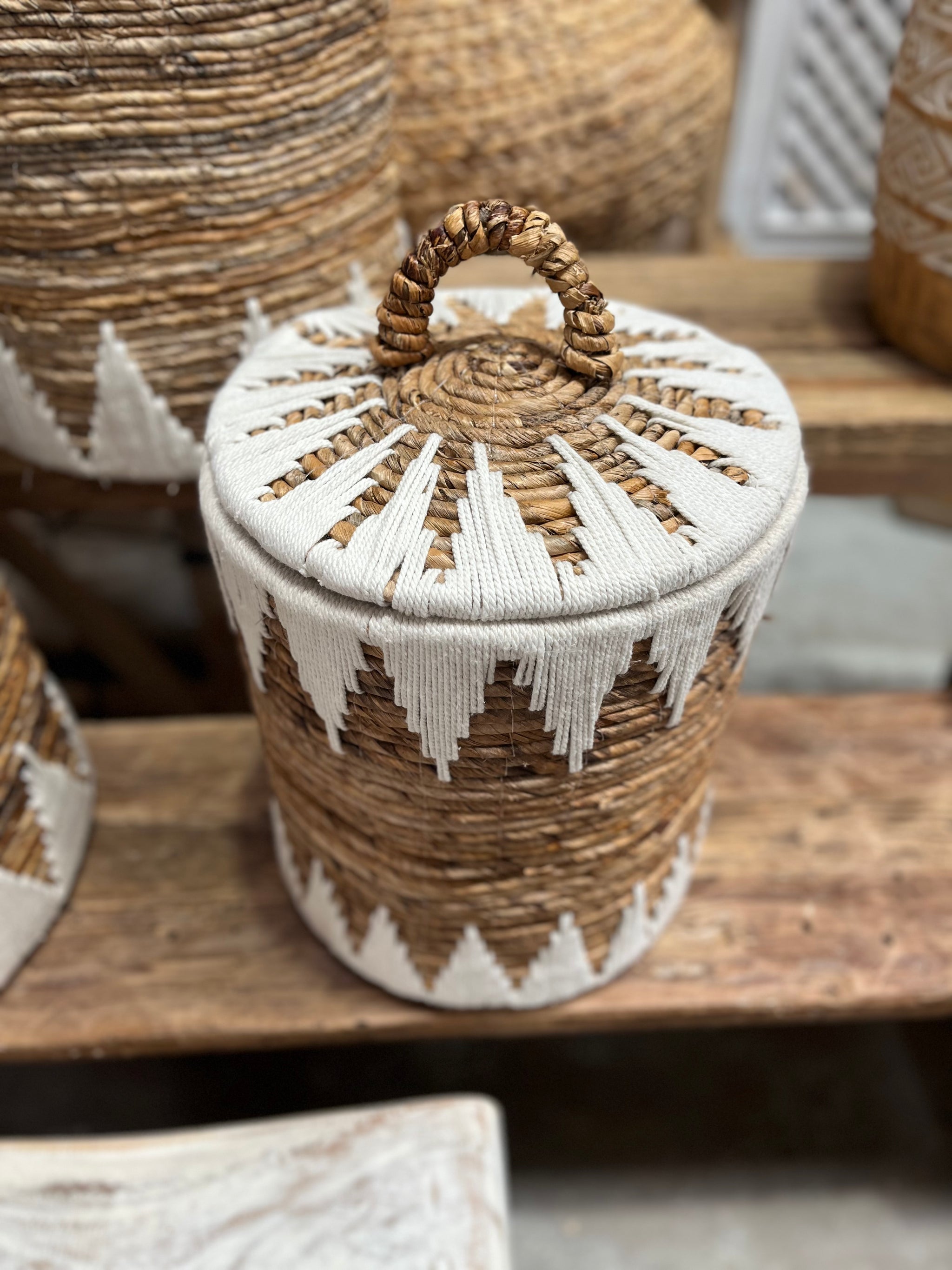 Natural / white woven basket with lid S