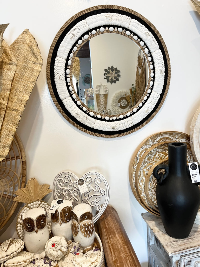 Round shell mirror with black detail