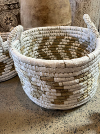 Woven basket with white / natural L