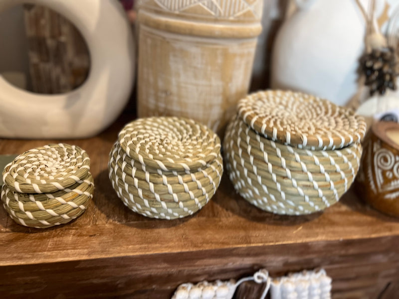 Set 3 Woven containers with lid.