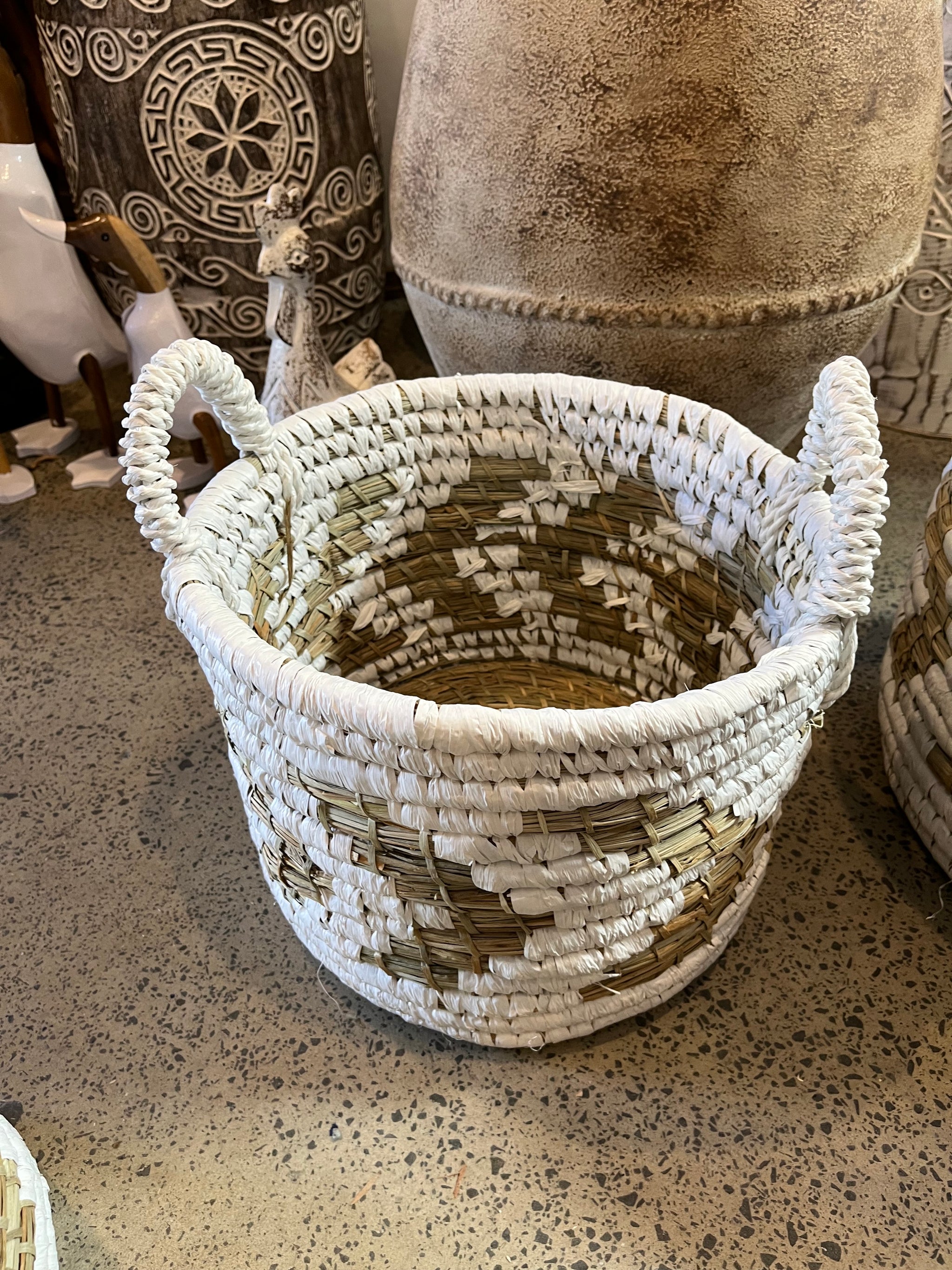 Woven basket with white / natural M