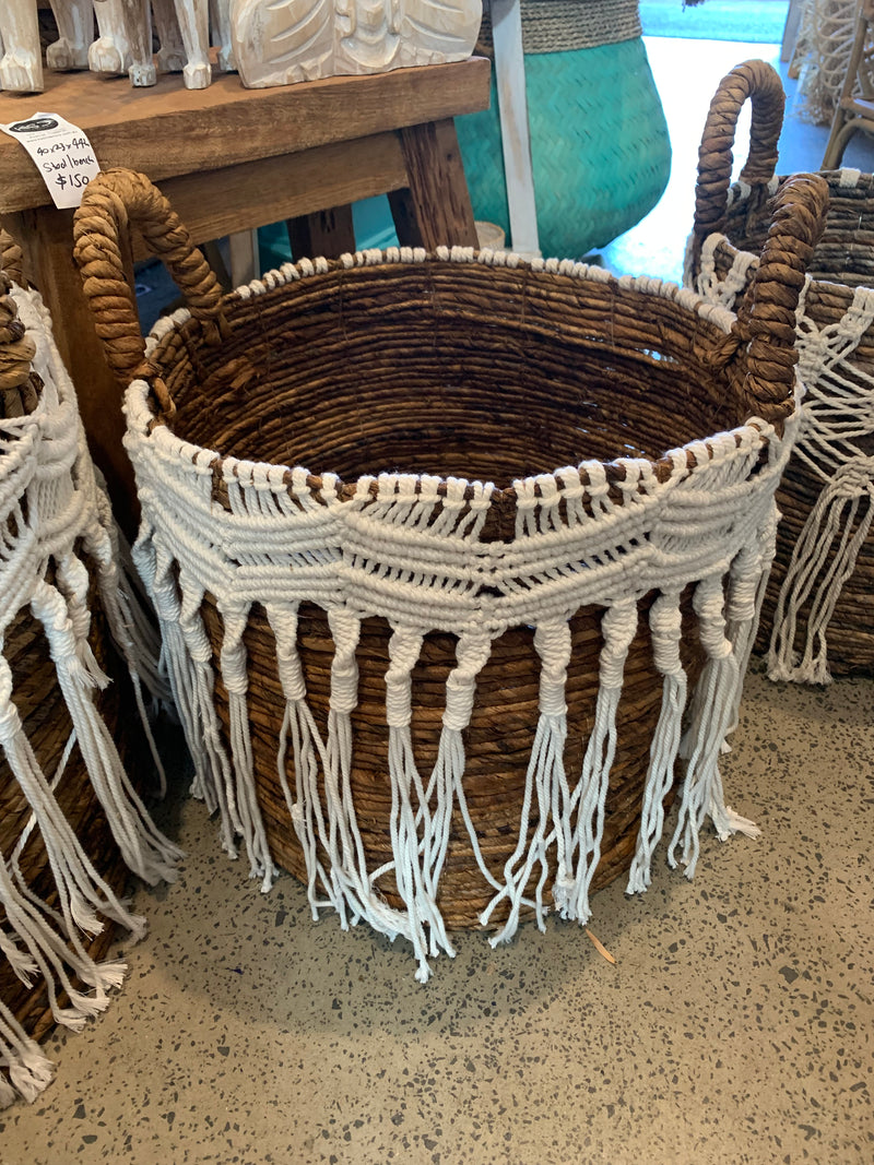 Woven basket with macrame. M