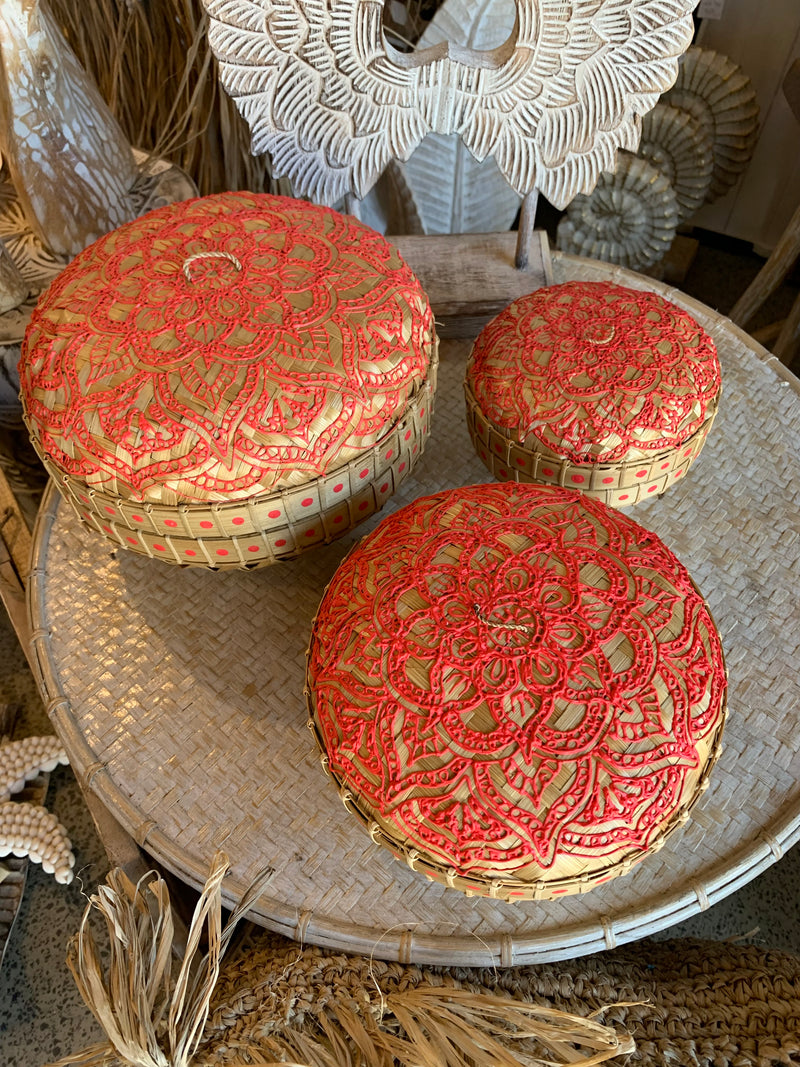 Set 3 containers and lids. Red detail