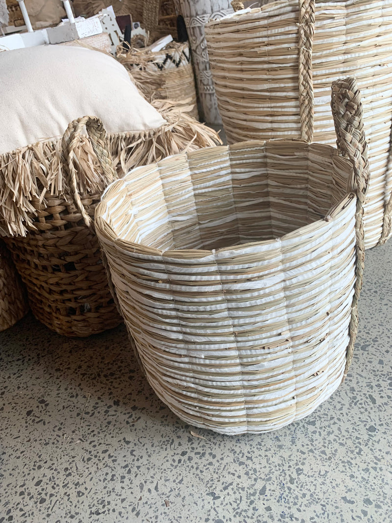 Set 3 woven mendong baskets with white / natural