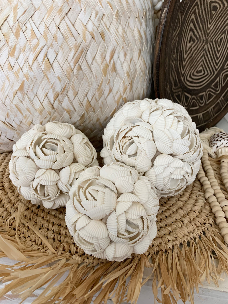 Set 3 shell balls. White flower