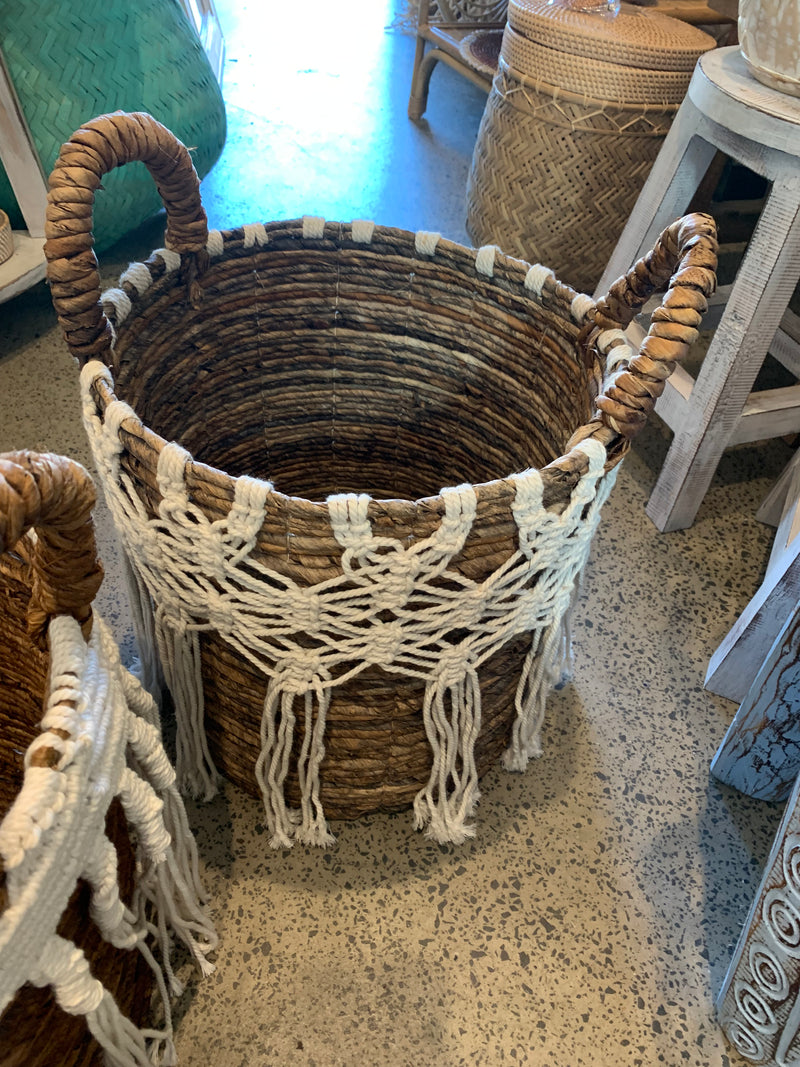 Woven basket with macrame. S