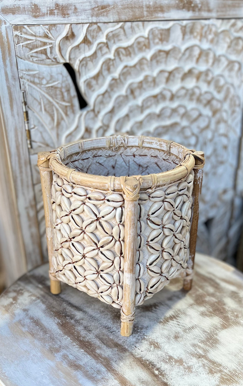Basket with shell detail